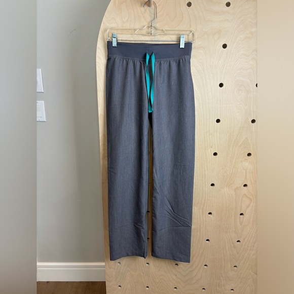Figs Livingston Basic Scrub Pants in Graphite XXS - Picture 4 of 9